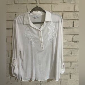 White M Emily Daniels collared, half buttoned v-neck blouse EUC